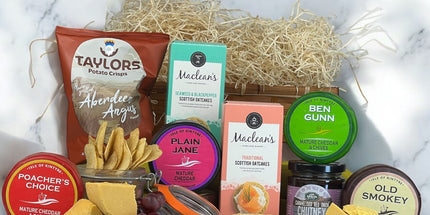 Cheese and Crisps Hamper – 4 Cheeses, Chutneys & Crackers